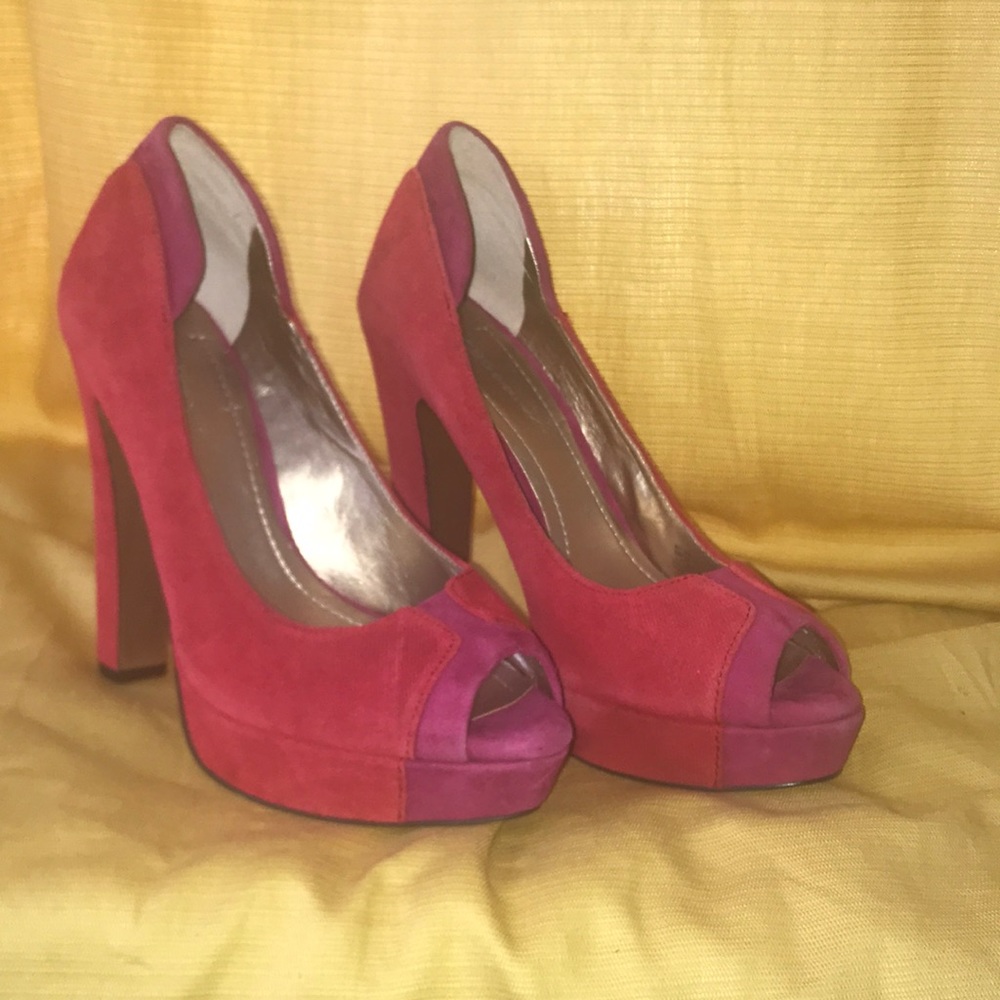 Cute color block chunky heel.